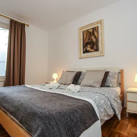 Apartment Gala With Balcony And Private Parking Porec