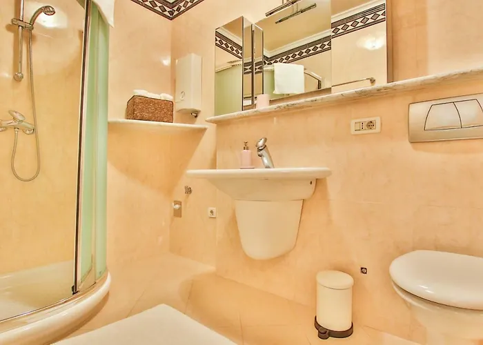 Gala With Balcony And Private Parking Porec