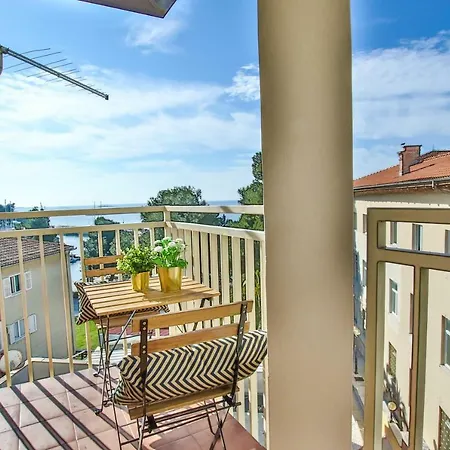 Daire Gala With Balcony And Private Parking *