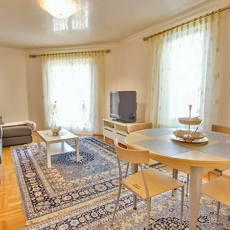 Daire Gala With Balcony And Private Parking Poreč