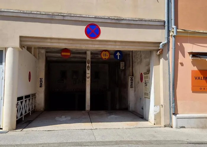 Gala With Balcony And Private Parking *