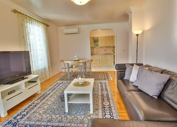 Daire Gala With Balcony And Private Parking