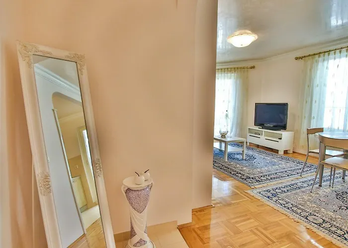Gala With Balcony And Private Parking Porec