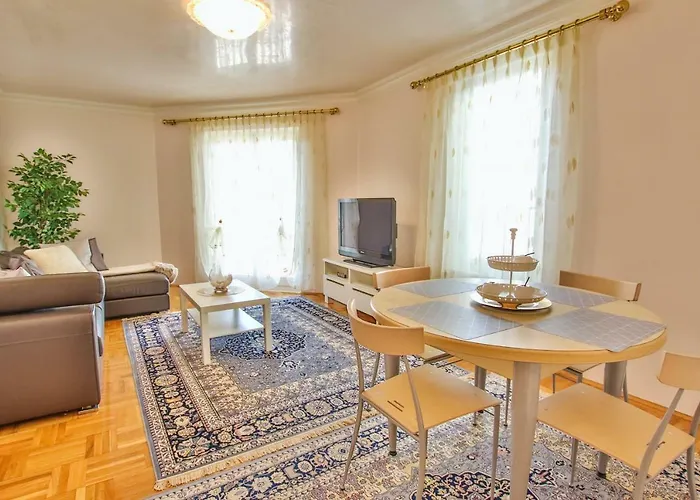 Daire Gala With Balcony And Private Parking Poreč