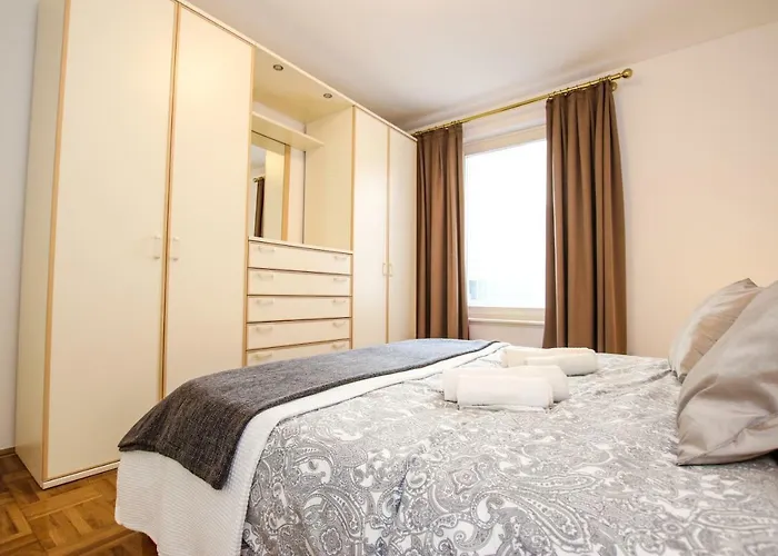 Gala With Balcony And Private Parking Daire