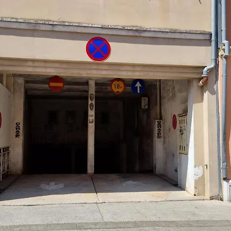 Gala With Balcony And Private Parking *