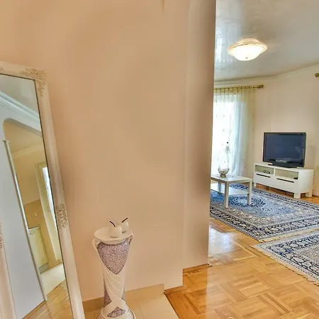 Gala With Balcony And Private Parking פורץ