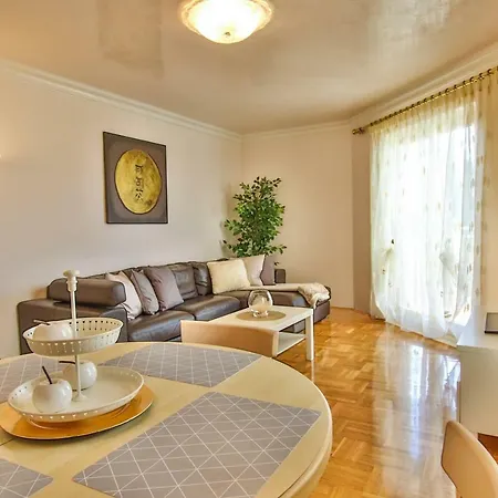Gala With Balcony And Private Parking * פורץ