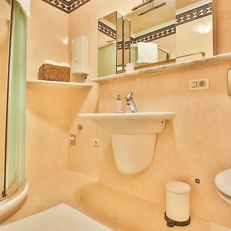 Gala With Balcony And Private Parking פורץ